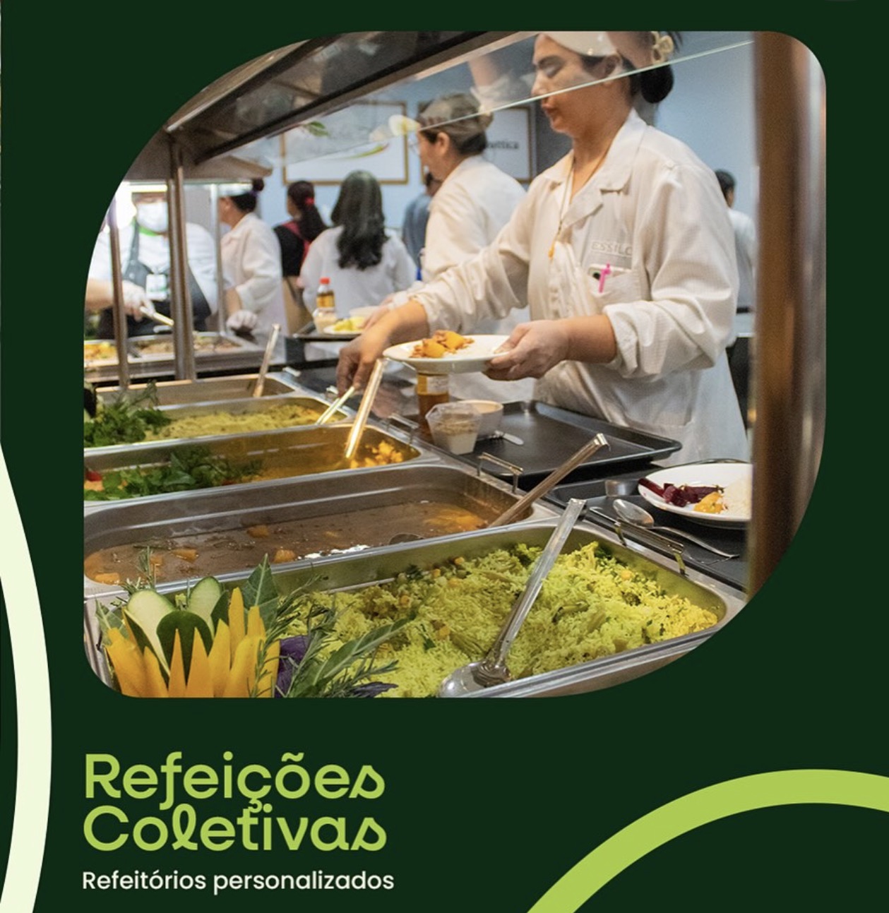 Atendente servindo o buffet