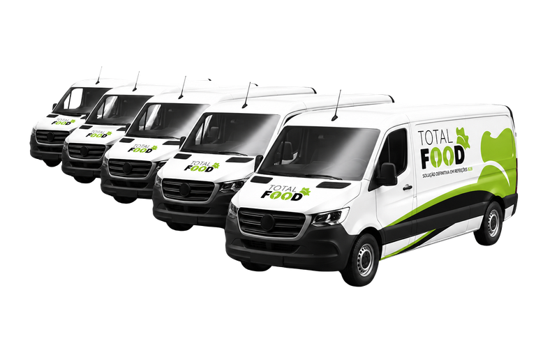 Frota própria da Total Food — vans com a marca